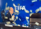 Un humorista lanzó una 'lluvia' de billetes falsos sobre Blatter