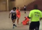 Mujer futbolista imita a Goltz y patea a su rival en la cara