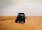 Lewis Hamilton se divierte en el desierto