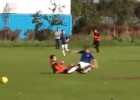 Criminal patada en el fútbol amateur. ¡Casi lo parte!