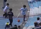 Niño sin una pierna sorprende al mundo jugando fútbol