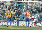 El Betis gana e iguala a puntos a un Valencia en caída libre