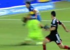 Dura imágen de cómo Tévez le parte la mándibula al portero