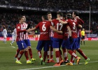 El Atlético gana fácil y sigue en la pelea por la Liga