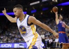 Curry sizzles in Warriors' 50th straight home win