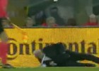 Linesman takes out Vicente del Bosque during Italy-Spain