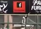 ¡Qué atrapada! Escaló la valla para impedir el home-run
