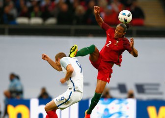 La patada en la cabeza de Alves a Harry Kane: criminal