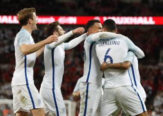 Un cabezazo de Smalling le da el triunfo a Inglaterra