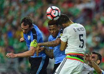 Otro cabezazo con coraje y corazón del Godín 'celeste'