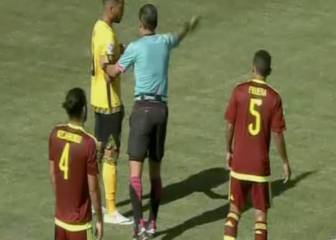 ¡Insólito! ¡El árbitro le avisa de que está en fuera de juego!