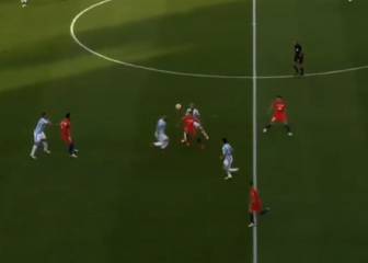 El genial sombrero de Alexis Otamendi aún le busca...