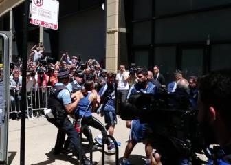 Una fan se saltó la seguridad y 'placó' a Messi por una firma