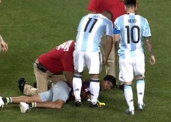 El gesto más bonito de Messi: levantó y abrazó a este fan