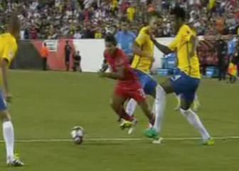 Perú se defiende: el árbitro perdonó este penalti a Brasil