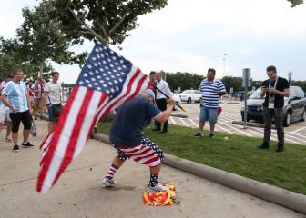 Salta sobre una camiseta del Barça de Messi y la pisotea