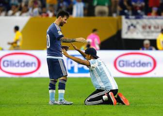 Messi es Dios para él: bonito gesto tras arrodillarse este fan