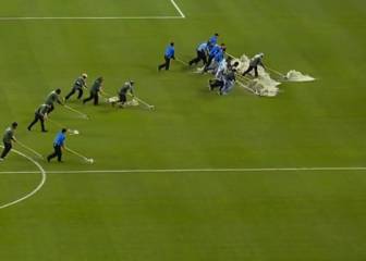 La peculiar manera de achicar el agua de los operarios