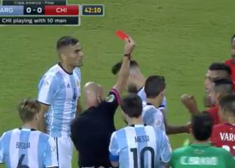 El árbitro enfadó a todos: ¡Vaya lío con las rojas!