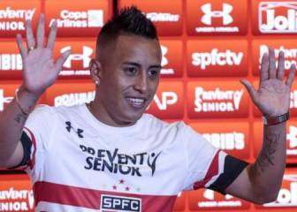 El blooper de Cueva en la presentación del Sao Paulo
