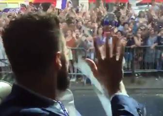 'Les Bleus' graban su recorrido por las calles de París