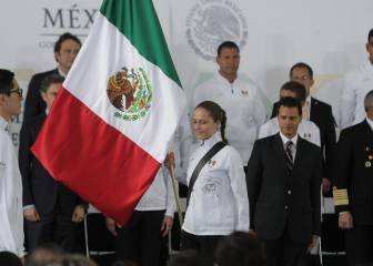 Daniela Campuzano y Nely Miranda recibieron la bandera