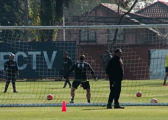 Pablo Guede mostró sus dotes de arquero: ¿Cómo ataja?