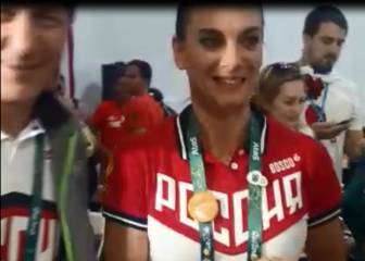 Así fue la sorpresiva visita de Isinbayeva a la Villa Olímpica