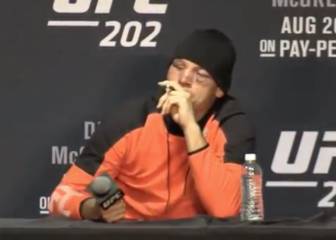 Nate Díaz fuma marihuana... ¡en plena rueda de prensa!