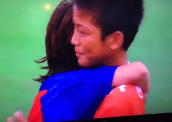 Great act of sportsmanship from Barça U-13 side consoling distraught Omiya team