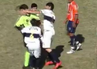 ¡Argentino se volvió loco y agarró a combos al árbitro!