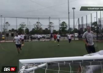 Andy Murray scores 20-yard lob in Glasgow kickabout