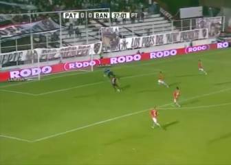 Era un gol cantado, tiró con la diestra... ¡y la sacó con la zurda!