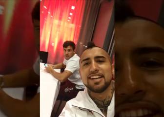 Arturo Vidal, de buen ánimo en cena del Bayern: así la disfruta