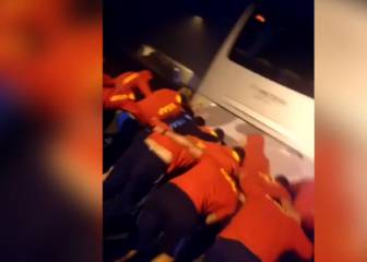 Se estropea el bus y el equipo de rugby se pone a empujarlo