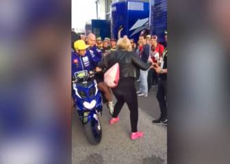 Rossi, pillado in fraganti dando otra patada... ¡a una señora!