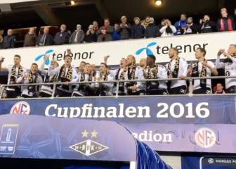 Rosenborg levantando la Copa: el Mannequin más original