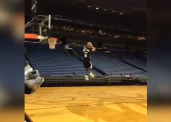 Brutal clavada del monstruo LaVine en una práctica