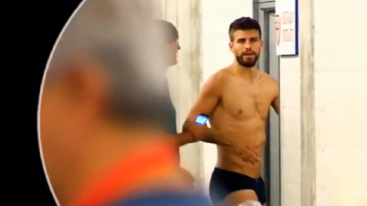 Zanahoria frecuencia Permanecer Vídeo: La zona mixta: de Piqué en calzoncillos al look de Alves - AS.com