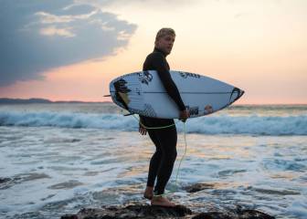 Mick Fanning surfs under spectacular Northern Lights