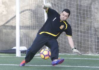 Roncero channels his Iker Casillas and has a go in net
