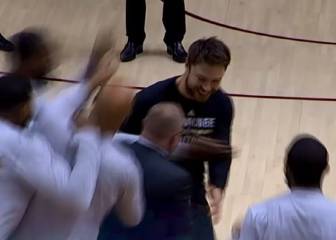 Cavs crowd Delly as he celebrates championship ring