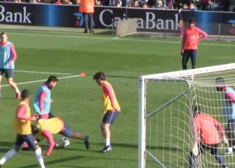 Messi y su doble túnel a Umtiti y Masip en el entrenamiento