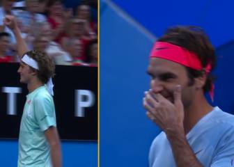 ¡Qué deportista es Federer! ¡ayuda a su rival en pleno choque!