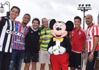 River Plate y Estudiantes La Plata desfilan en Magic Kindom