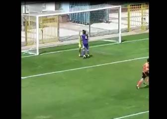 ¡Fatal blooper! El efusivo abrazo de su compañero daña su atajada