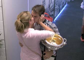 El beso de Federer con Mirka Vavrinec en el vestuario