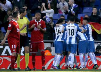 El Sevilla pierde la estela del Madrid con polémica arbitral