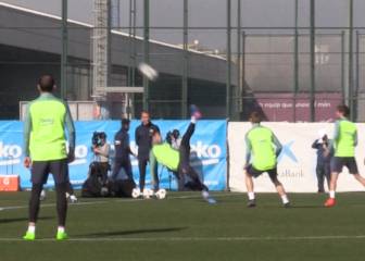 'Ave it! Suárez channels inner Peter Kay with 'rondo' bicycle kick