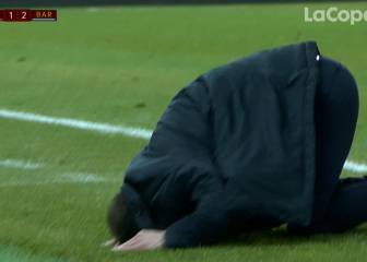 Simeone, por los suelos tras un piscinazo de Piqué delante de él